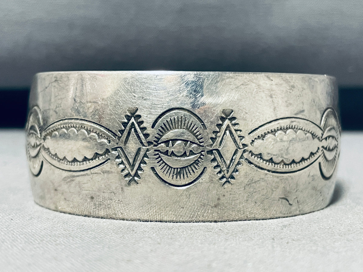 Remarkable Vintage Native American Navajo Sterliing Silver Remarkable Vintage Native American Navajo Sterliing Silver
