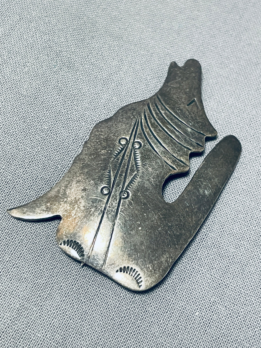 Howling Coyote Vintage Native American Navajo Sterling Silver Dark Pat