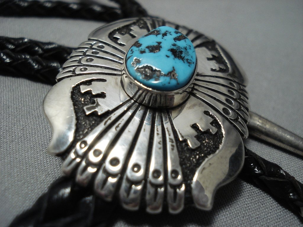 How to Tie a Tie (Mirrored / Slowly) - Full Windsor Knot