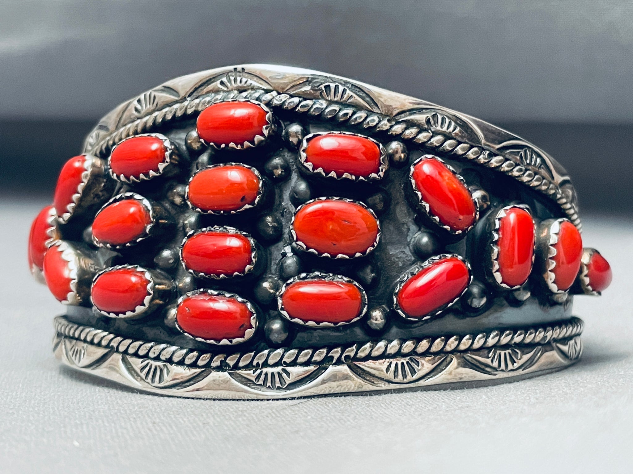 【中古】 ナインハンドレッド（3） Quality Vintage Native American Navajo Domed Coral Sterling Silver