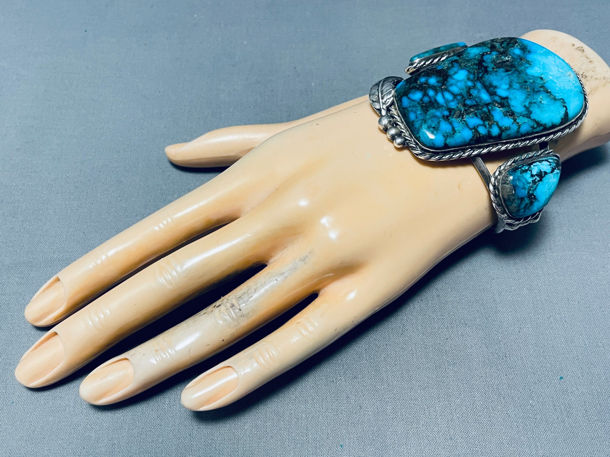 Paul Livingston Manchette lourde en argent bleu foncé Navajo avec turquoise oval Paul Livingston Manchette lourde en argent bleu foncé Navajo avec turquoise oval