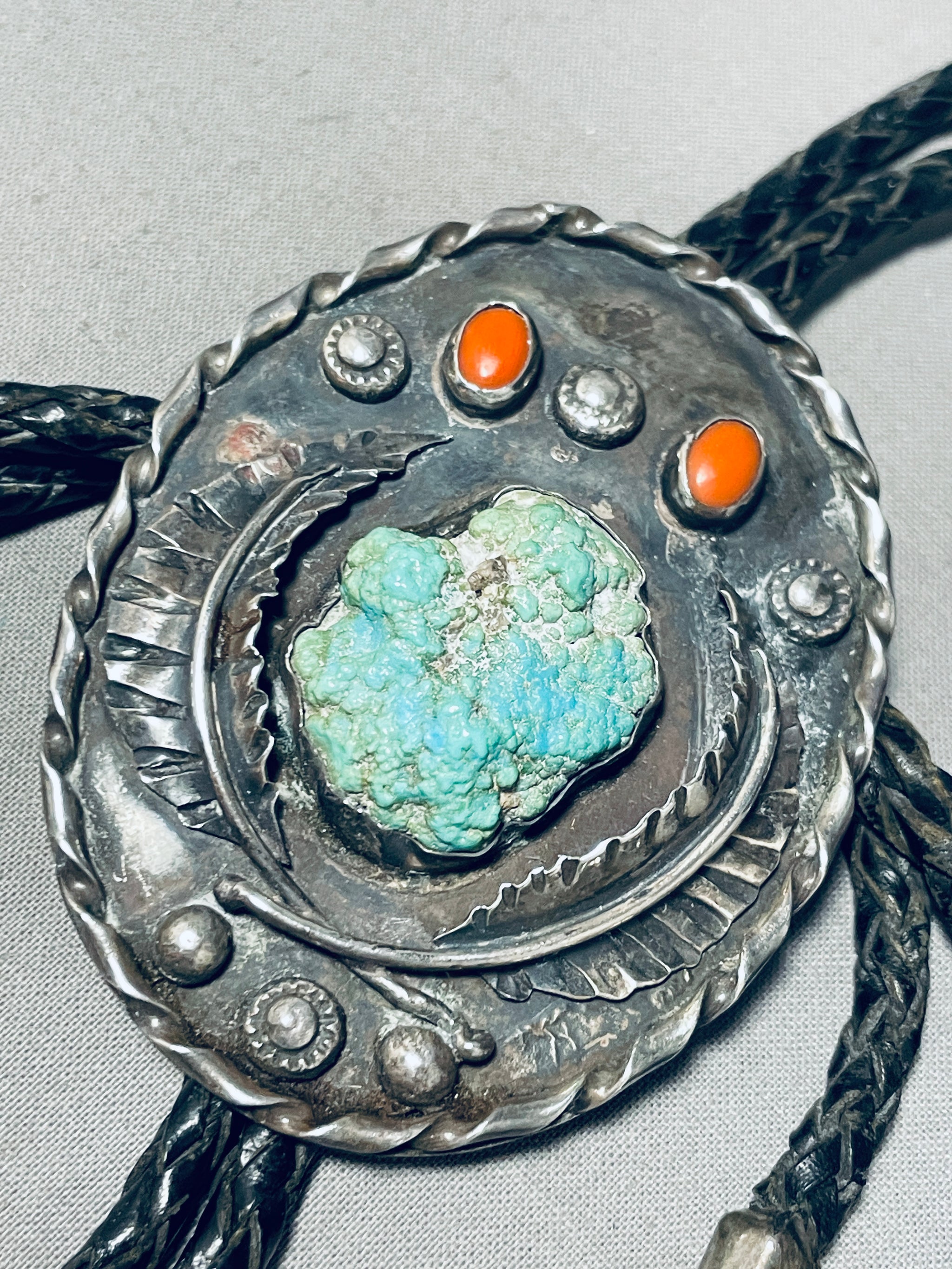 VINTAGE SOUTHWEST NICKEL 2024 SILVER NATIVE TURQUOISE CORAL STONES BOLO TIE