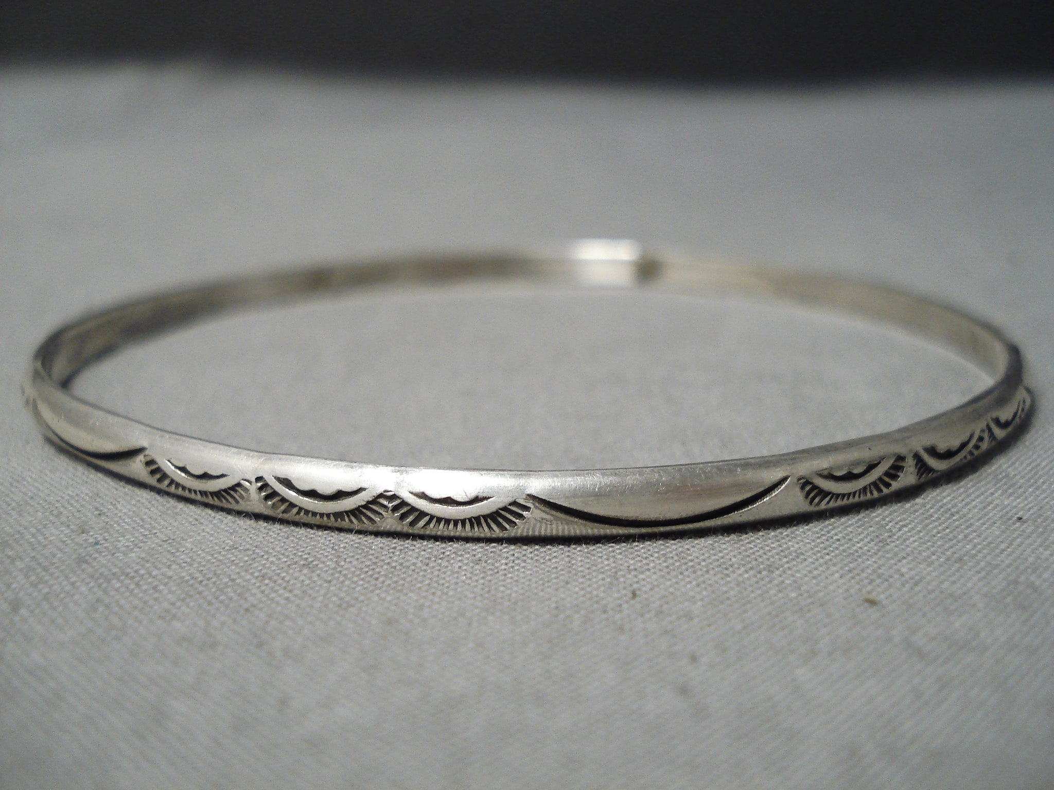 アクセサリー navajo vintage bangle silver archive Hand Tooled Vintage Navajo Sterling Silver Native American Bangle