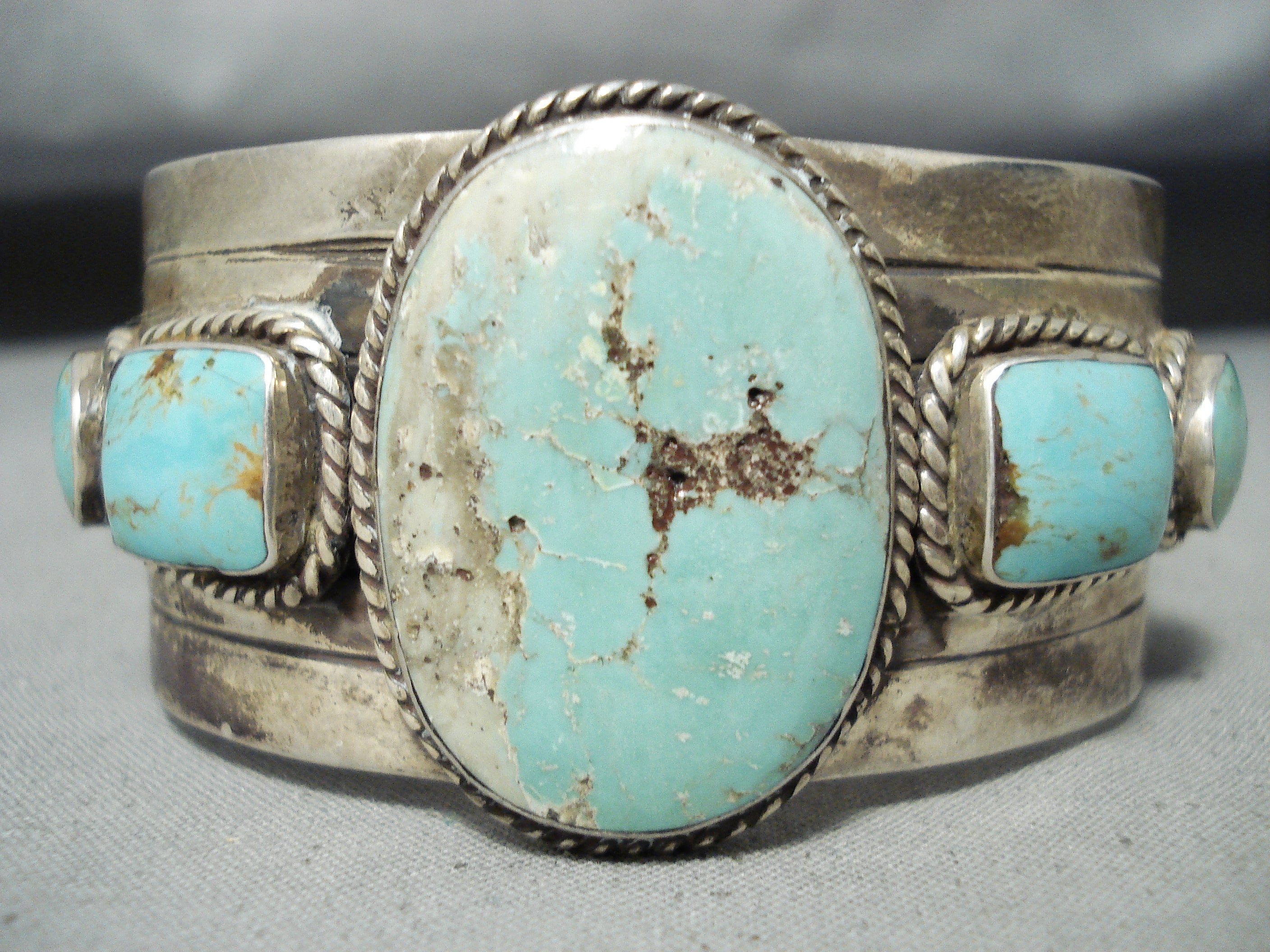 VIRGIL BEGAYナバホnavajoのスワティカバングル　石はbisbee Rare Virgil Begay Vintage Native American Navajo Easter Blue