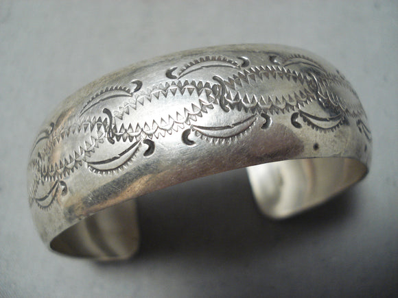 Spectacular Vintage Native American Navajo Sterling Silver Solid Bracelet Old-Nativo Arts