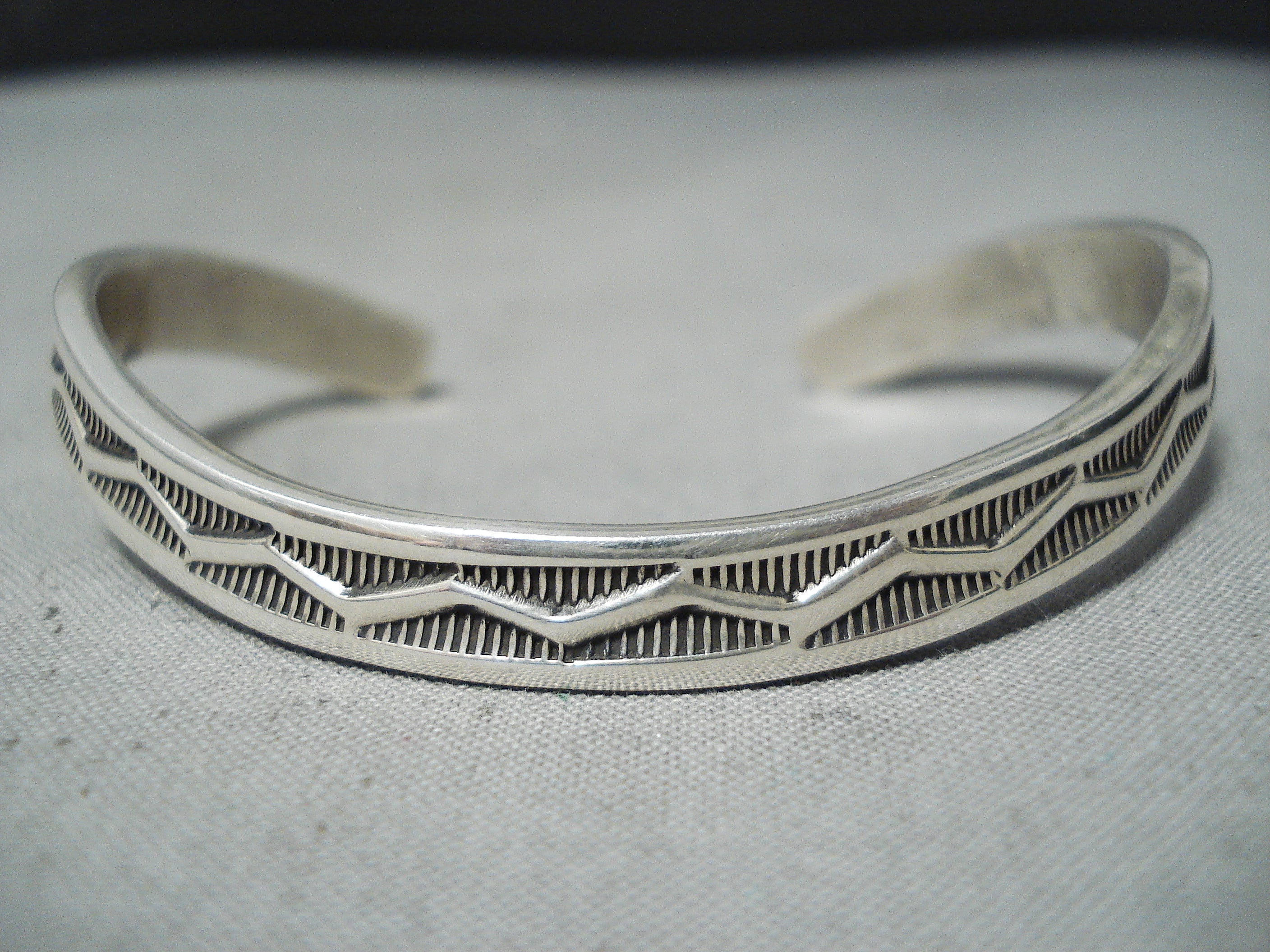 アクセサリー Navajo Wave Sterling Bangle Marvelous Navajo Sterling Silver Wave Bracelet Native American