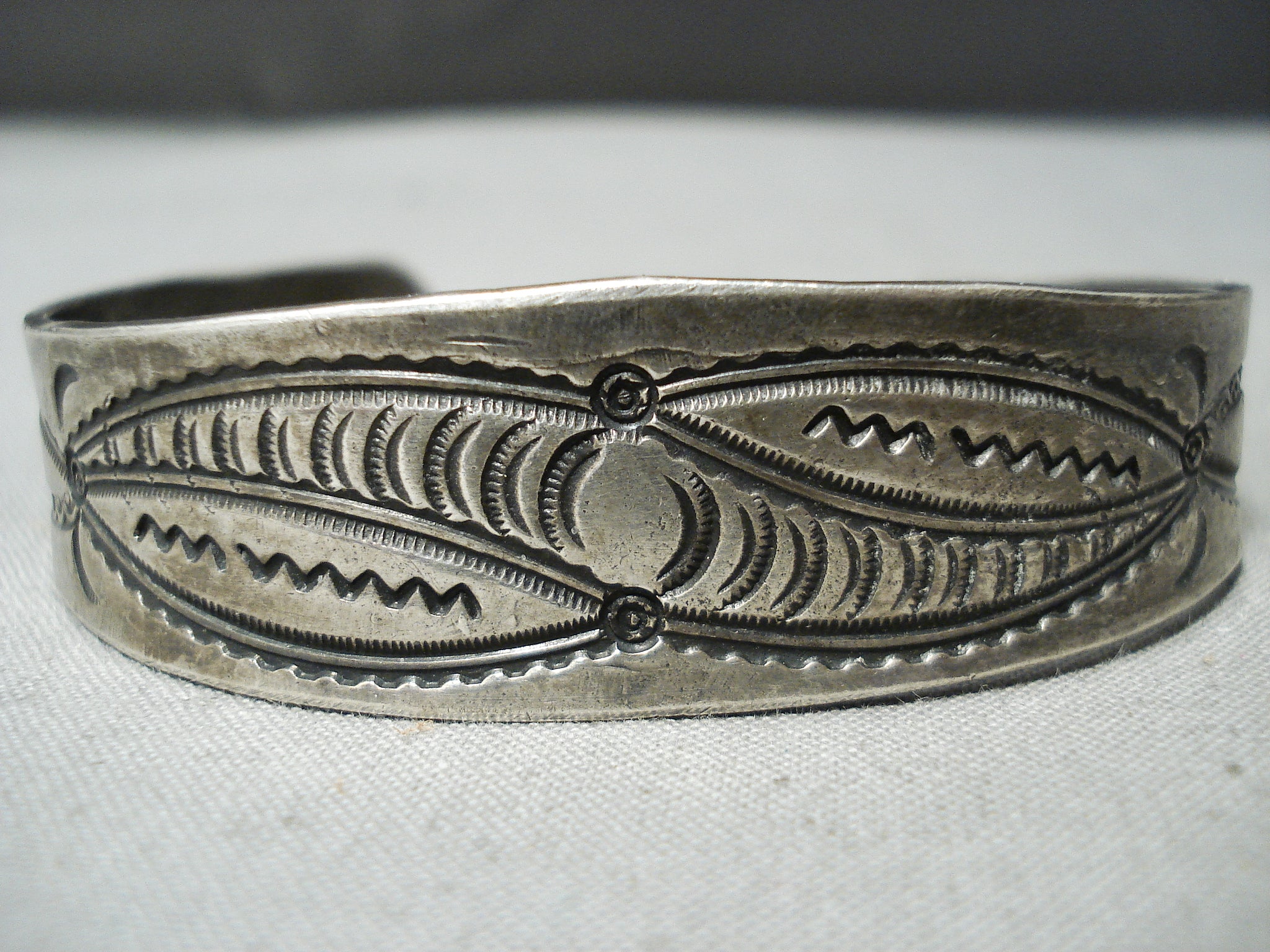 old Navajo coinsilver Bracelet - www.macaluminio.com