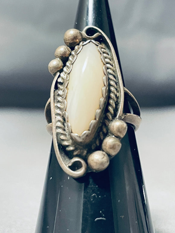 Exquisite Vintage Native American Navajo Mother Of Pearl Sterling Silver Ring Old-Nativo Arts