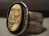 Museum Vintage Navajo 'Hand Carved Scrimshaw' Native American Jewelry Silver Bracelet Old-Nativo Arts